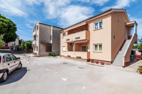 Apartment Marelja - private parking and balcony